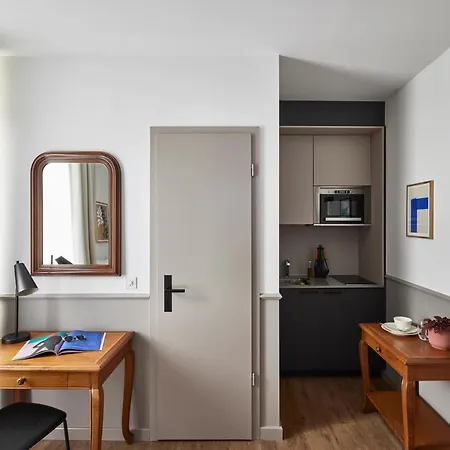 Base Aparthotel *