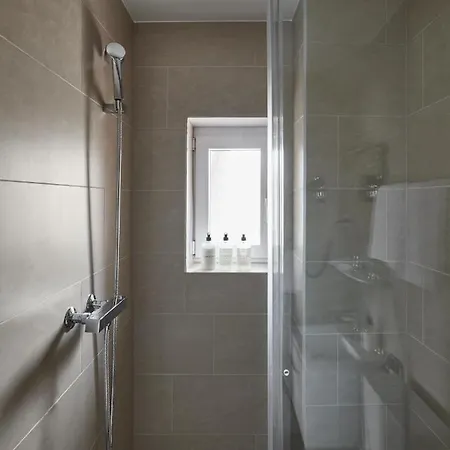 Ξενοδοχείο με διαμερίσματα Base