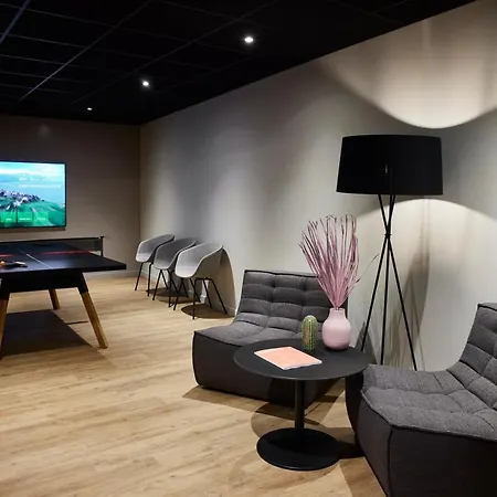 Ξενοδοχείο με διαμερίσματα Base